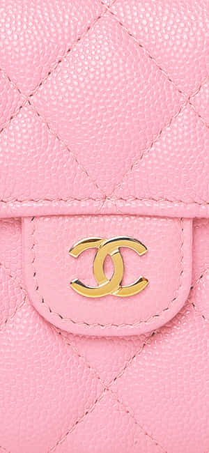 粉紅色絎縫 Chanel 手袋，帶金色 CC 標誌。 — Pixel 8 Pro 壁紙
