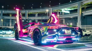 一輛發光的跑車夜間停泊在城市天橋下。