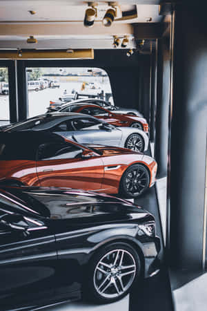 金屬色調的時尚豪華跑車在現代室內展廳中展示。