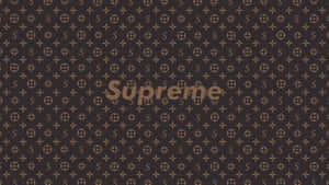Supreme 標誌置於 Louis Vuitton 字母圖案背景上。