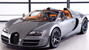 在明亮的環境中，銀色Bugatti Veyron Grand Sport配橙色內飾。