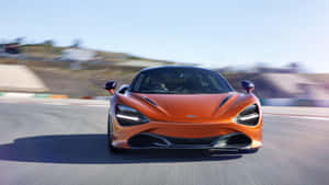 橙色McLaren賽車在賽道上疾馳，帶有動態模糊效果