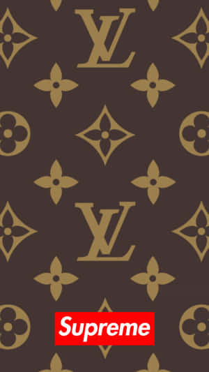 深棕色背景，帶有金色 Louis Vuitton 字母圖案和紅色 Supreme 標誌。