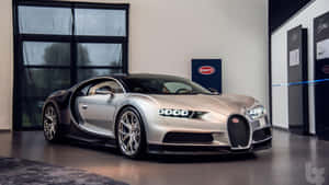 銀色Bugatti Chiron在豪華車展廳中打開剪刀門。