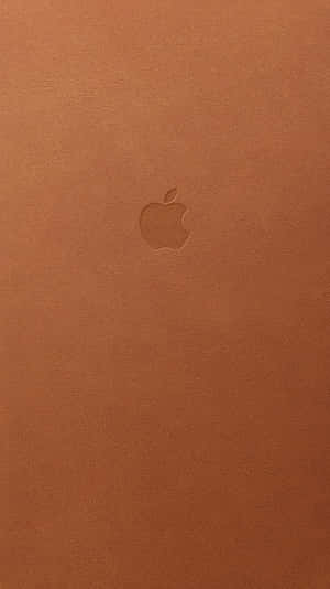 壓印Apple標誌於有紋理的淺棕色皮革表面