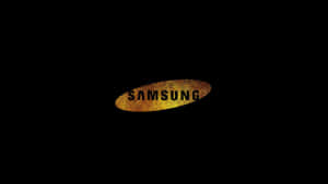 Samsung標誌，金色紋理橢圓形在黑色背景上
