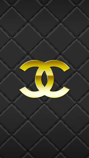 金色Chanel標誌在黑色菱格紋背景上