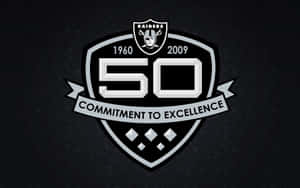 Raiders 50 週年標誌，包含 1960 年至 2009 年以及標語 commitment to excellence。 — 掠奪者 壁紙