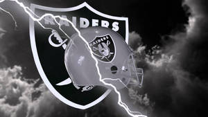 Raiders 頭盔和標誌在暴風雨的天空中被閃電劈開。