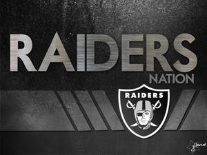 Raiders Nation 標誌和文字在帶有對角線條紋的深色紋理背景上。