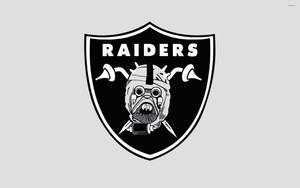 灰色背景上帶有狗頭骨和交叉劍的Raiders標誌