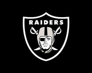 Raiders 足球隊標誌，帶有戴頭盔的臉和交叉的劍。 — 掠奪者 壁紙
