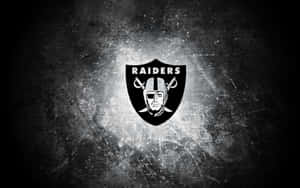 Raiders標誌在帶有光紋的深色紋理背景上。 — 掠奪者 壁紙