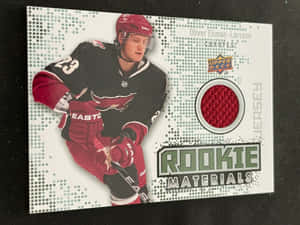冰球運動員 Oliver Ekman-Larsson 身穿 Coyotes 裝備，出現在一張新秀材料交易卡上。