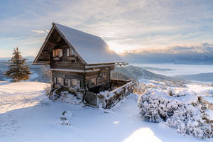 日出時雪山上木屋與山谷景觀