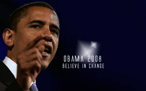 巴拉克·奧巴馬在深藍色背景上指向競選口號 Believe in Change。