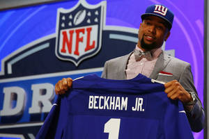 美式足球運動員Beckham Jr.在NFL選秀活動中舉起他的紐約巨人隊球衣。