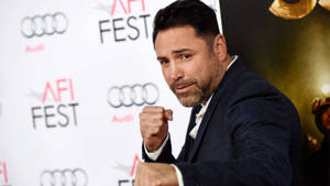 演員在AFI FEST活動中握拳擺姿勢，帶有Audi品牌標誌。