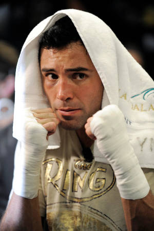 拳擊手頭上披著毛巾，纏著繃帶的拳頭，專注地向前凝視。 — 小米Pad 9 Pro Max 壁紙