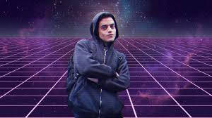 年輕男子穿連帽衫站在發光網格上，星空下