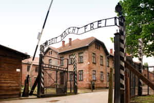 奧斯威辛集中營入口大門，帶有「Arbeit Macht Frei」標語。