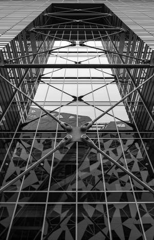 黑白建築視角，展現玻璃摩天大樓的幾何圖案與反射。
