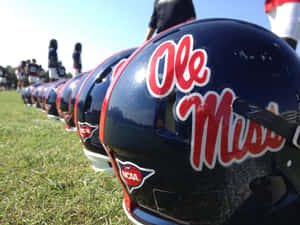 草地上的一排 Ole Miss 美式足球頭盔