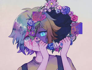 動漫女孩，藍眼睛、紫頭髮，戴著花冠，雙手捧臉。