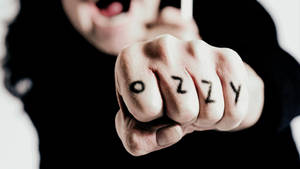一個人的拳頭，拳頭上寫有「OZZY」字樣。