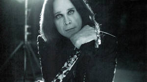 Ozzy Osbourne 的黑白肖像，下巴擱在手上。
