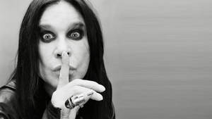 Ozzy Osbourne 將手指放在嘴唇上安靜的黑白肖像。
