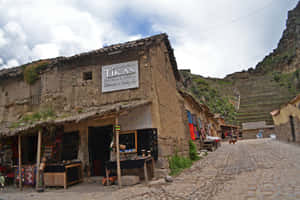 山村中的鵝卵石街道，有石頭建築和色彩繽紛的紡織品。