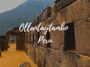 秘魯奧揚泰坦博的古代印加石造遺跡，背景有山脈。