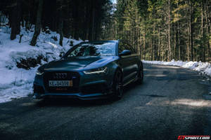 冬日雪地森林道路上的啞光黑色奧迪 RS6-R。 — Audi R8 GIF 壁紙