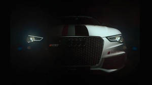 在黑暗攝影棚中照亮的帶有賽車條紋的白色奧迪跑車。 — Audi R8 GIF 壁紙
