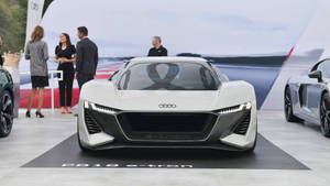 白色Audi PB18 e-tron概念車在車展上展出，附近有人群。 — 酷車 壁紙