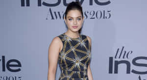 2015年InStyle Awards紅地毯上身穿黑金鏈條裙的女性。