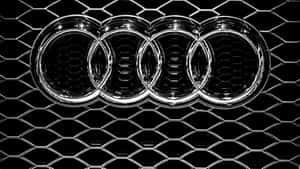 黑色六邊形汽車鬼面罩上的奧迪標誌，鍍鉻飾面 — Audi R8 GIF 壁紙