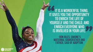 Simone Biles 穿著她的美國體操緊身衣，引用一句關於收養的名言來慶祝。