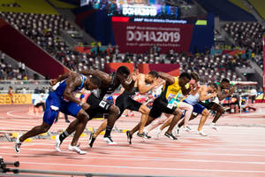 運動員在世界錦標賽賽事期間在跑道上比賽。
