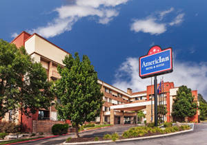 AmericInn 酒店及套房建築，綠樹藍天