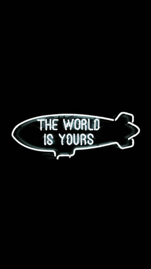 黑色背景上帶有「The World Is Yours」文字的飛船形霓虹燈牌。
