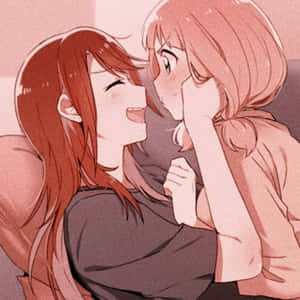 兩位動畫少女在溫暖的粉紅色房間裡，帶著喜悅的表情擁抱。 — 動漫女同性戀 壁紙
