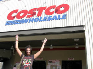 女性在 Costco 商店外舉臂歡呼。