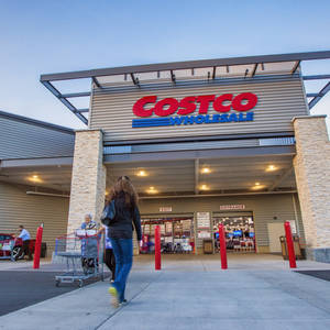 購物者在黃昏時分進出Costco Wholesale商店。