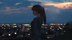 動漫女孩剪影俯瞰黃昏的城市，燈光閃爍。