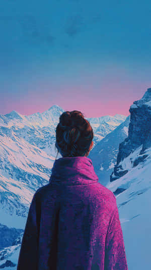 穿紫色外套的人面向暮色中的積雪山峰 — 冬天 壁紙