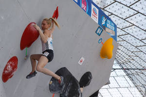 女性運動員在2015年IFSC世界盃慕尼黑站攀爬室內抱石牆。