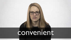 一位戴眼鏡的女性看著鏡頭，胸前顯示著「convenient」一詞。