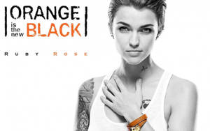 黑白嘅 Ruby Rose，帶有橙色文字同頸部同手臂嘅紋身。 — 橙色美學 壁紙
